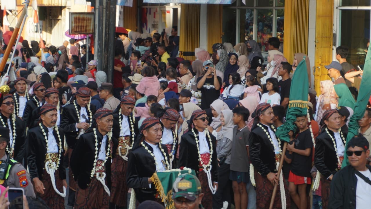 Kades Tanjungsari Bawa Pusaka di Kirab Grebeg Suro 2026
